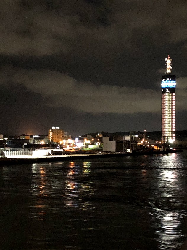 クルーズ船から眺める夜の秋田港