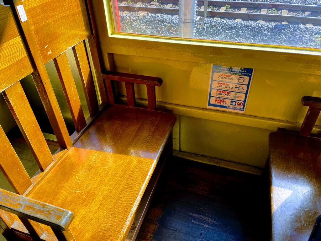 嵐山トロッコ電車の椅子