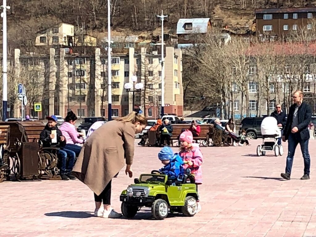 レーニン広場で遊ぶ子どもたち