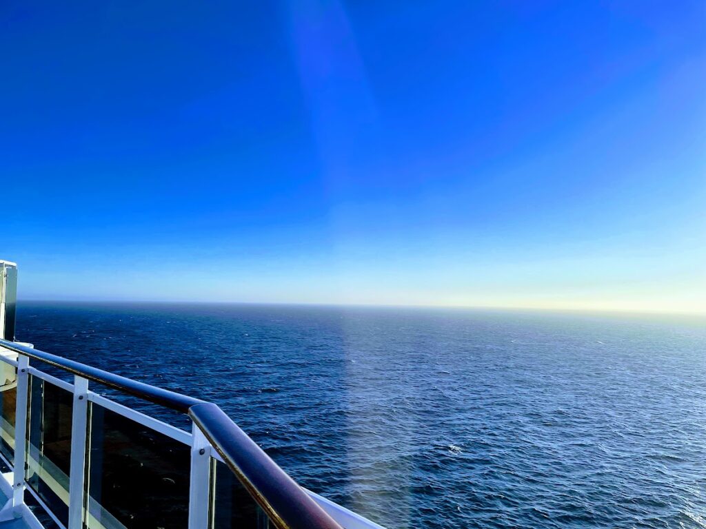 デッキから眺める朝の海
